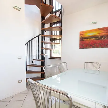 2 Bedroom Close To Stresa Apartament *