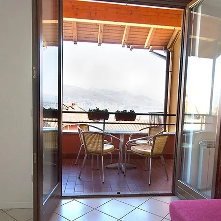 2 Bedroom Close To Stresa Apartament *